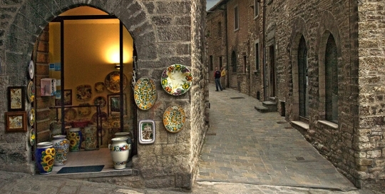 Decorative Dish Store in Gubbio